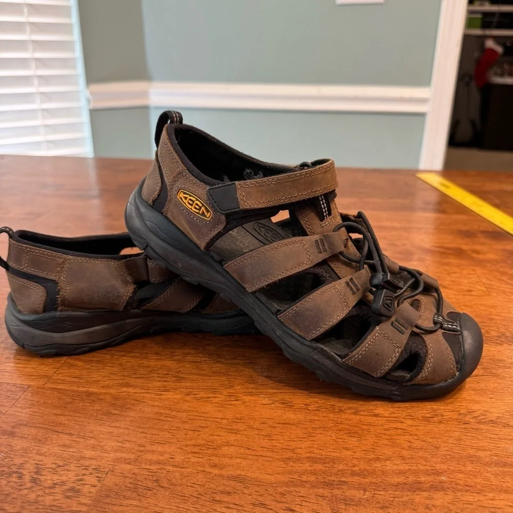 Keen Boy’s Dark Brown Outdoor Sandals size 5